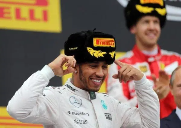 Il "mantello" di Messi non va bene?  In Formula 1 lo fanno da anni, ma nessuno si lamenta