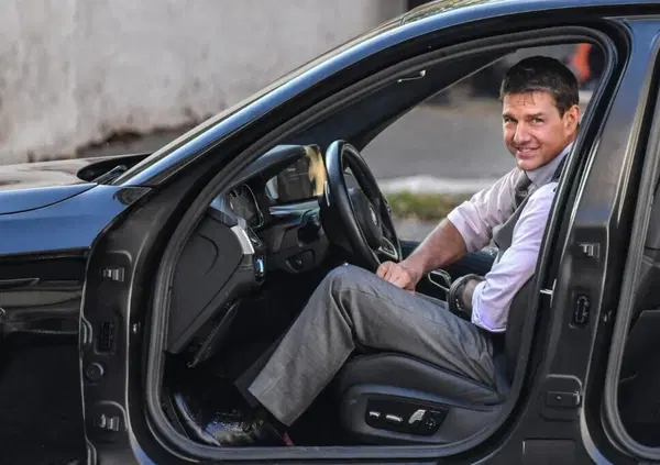 La Mission Impossible di Tom Cruise: l'attore si lancia con la moto da una scogliera [VIDEO] 