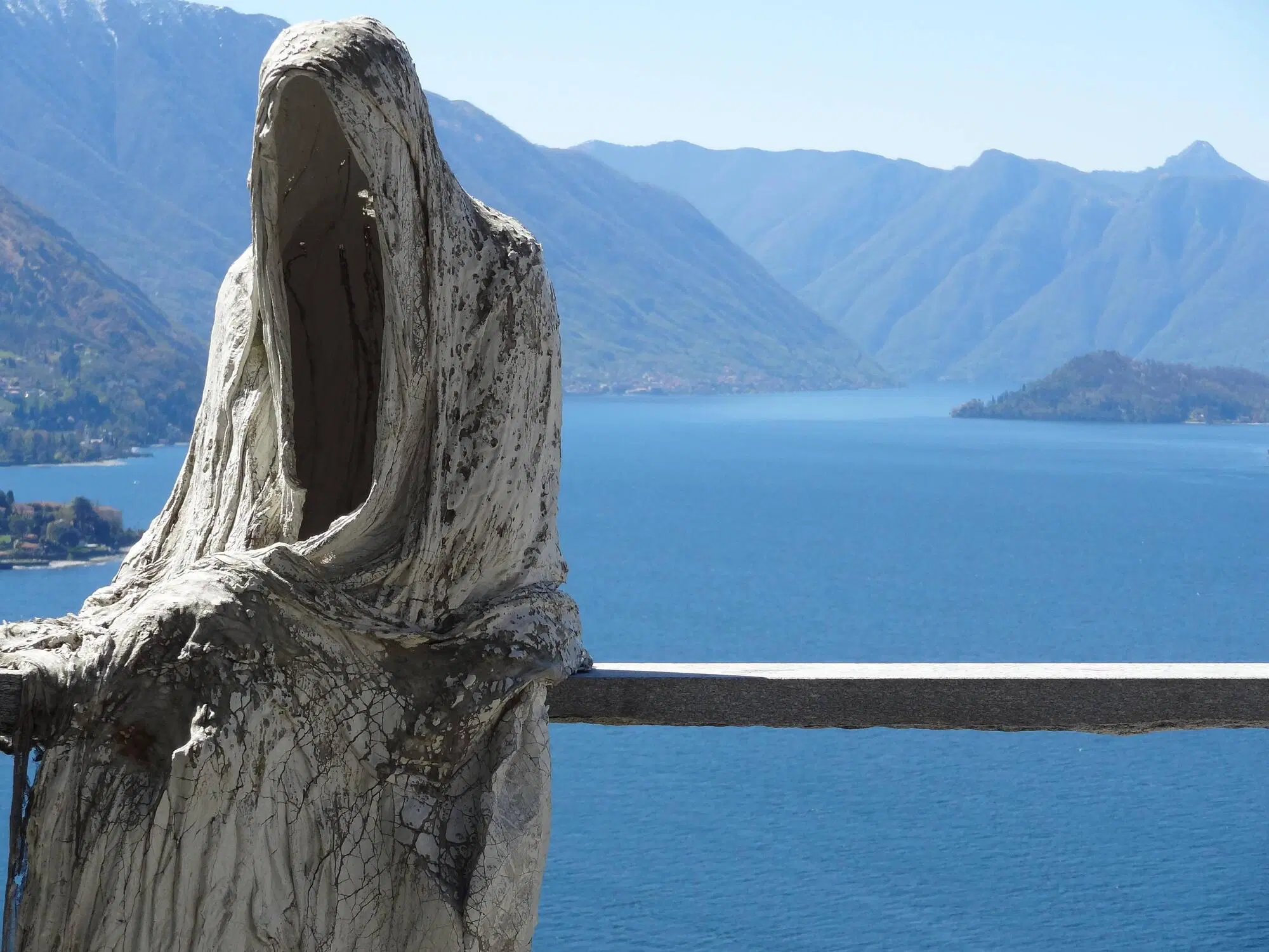La statua di una figura senza volto sul lago di Como