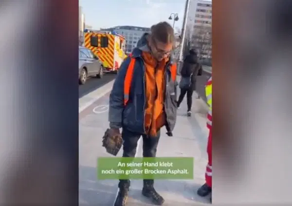 L'ambientalista si incolla all'asfalto ma non riescono pi&ugrave; a scollarlo. C'era un'unica soluzione... [VIDEO]