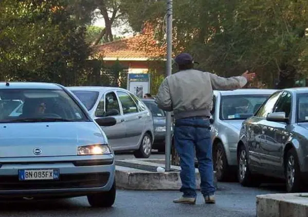 Paga la sosta ma ecco che arriva il parcheggiatore abusivo a minacciarlo: "Se non mi paghi ti buco le gomme"