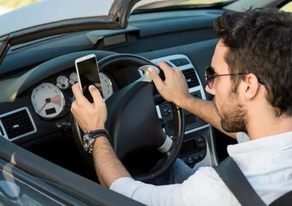 Ecco come l&rsquo;iPhone 14 ha salvato due ragazzi precipitati con l'auto in un burrone