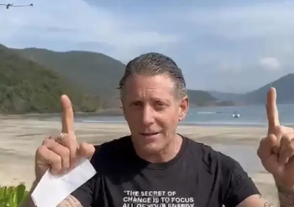 Lapo Elkann sbarca su TikTok. Il video &egrave; da boomer, ma &egrave; anche molto bello [VIDEO]