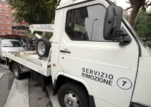 Imprenditore si schianta con la Ferrari e scappa a piedi