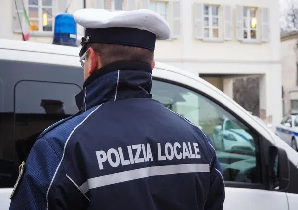 Pubblica e commenta la foto dell'auto della polizia locale sui social e i vigili lo denunciano in massa
