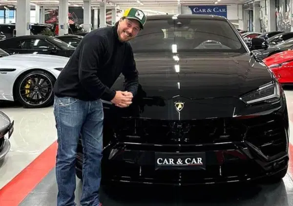 &ldquo;Lamborghini? Sei troppo sborone&rdquo;: insulti all'Antico Vinaio, ma Parodi lo elogia