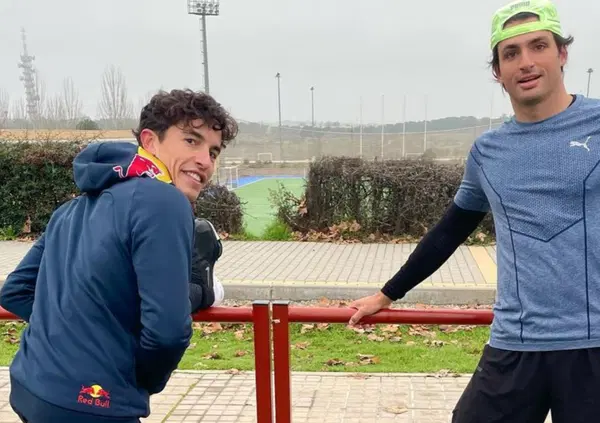 Sainz e Marquez insieme fanno infuriare i tifosi italiani e scatta la polemica contro il ferrarista: "Sai che cosa ha fatto Marc all'Italia?"