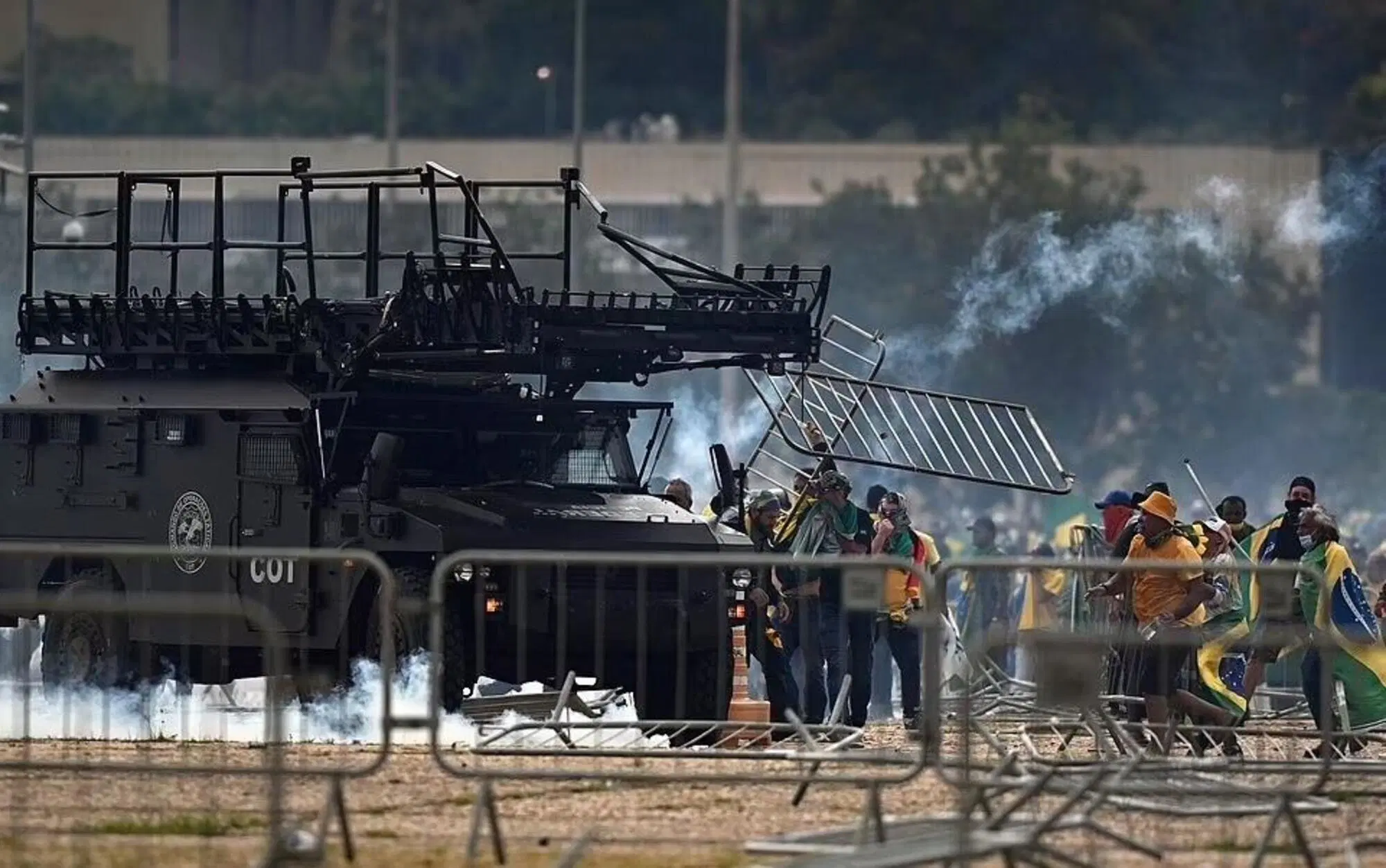 L'intervento con blindati della polizia