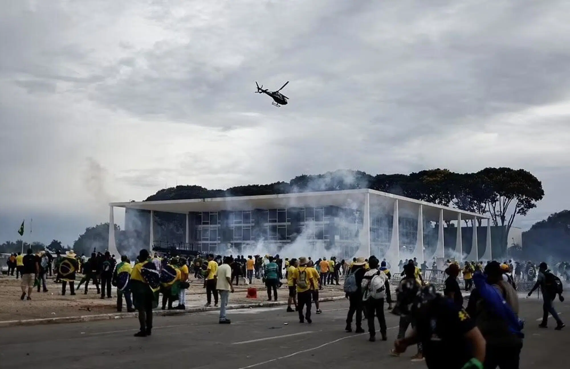 L'elicottero utilizzato anche per spargere lacrimogeni