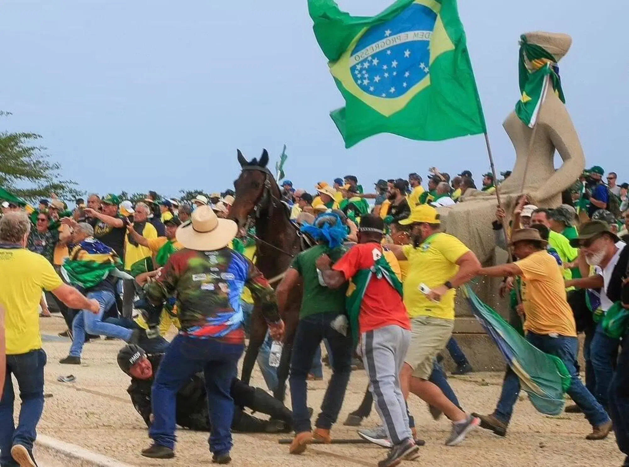 L'attacco a un poliziotto a cavallo