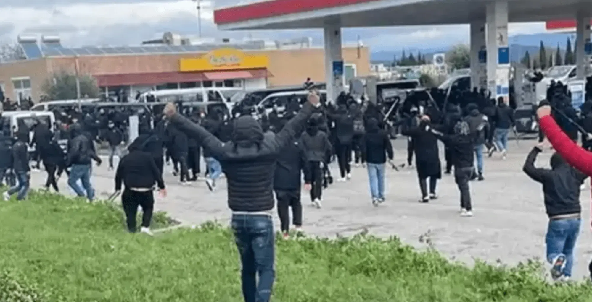 Un'immagine degli scontri tra ultras del Napoli e della Roma
