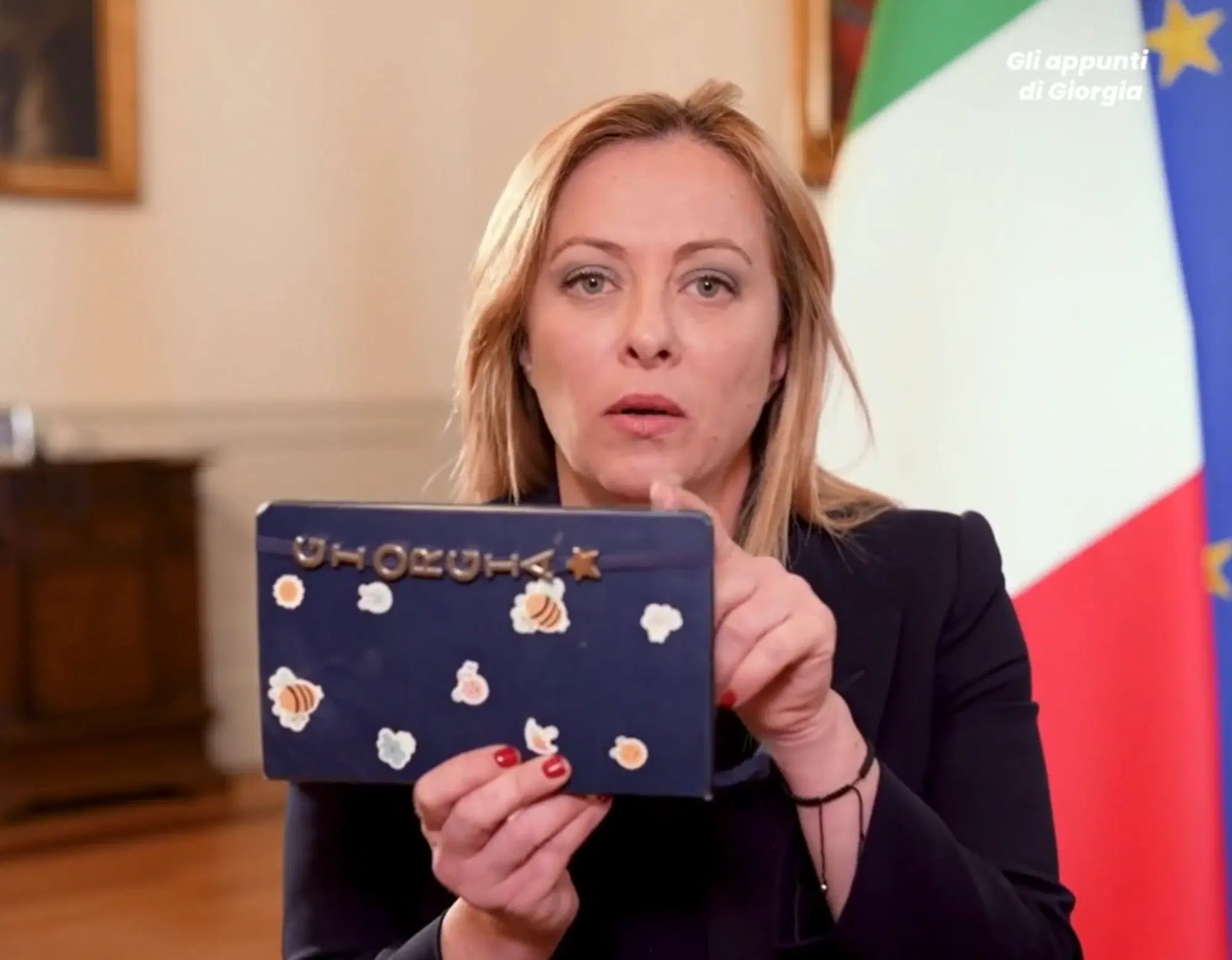 Giorgia Meloni con la sua "agenda di Giorgia"