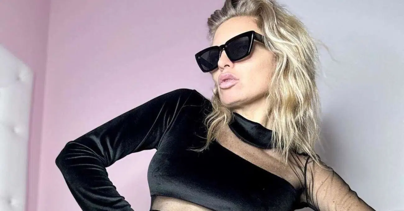 Un articolo in cambio di uno spogliarello, ma di cosa ci stupiamo? Un baratto tra professionisti