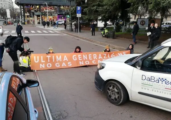 Blitz Ultima Generazione, bloccano il traffico in centro: ecco cos'&egrave; successo