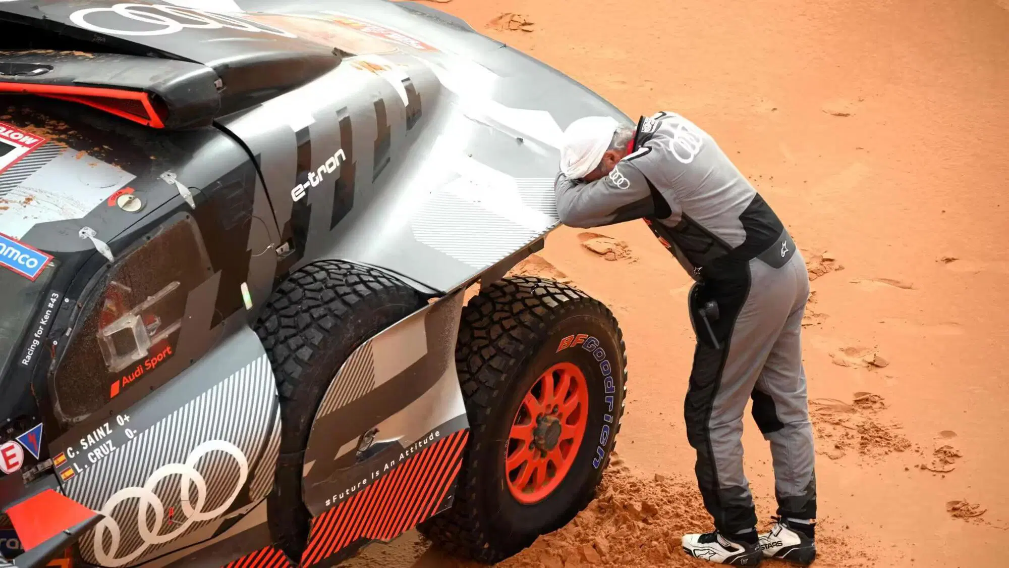 Carlos Sainz dopo l'incidente nella nona tappa della Dakar