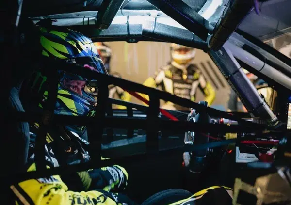 Valentino Rossi a Dubai con un &ldquo;omaggio&rdquo; alla sua carriera: pollo una volta, pollo per sempre!