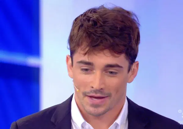 Charles Leclerc fa strage di cuori a C'&egrave; posta per te: la reazione social e il regalo del monegasco 