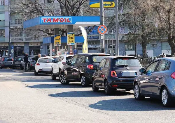 Automobilisti in coda ai distributori: ecco dove conviene fare il pieno