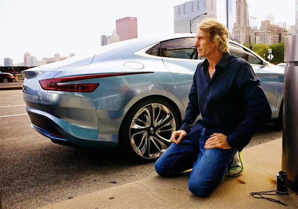 Sul set ha scagliato 40 piccioni contro un'auto: il regista Michael Bay a processo in Italia