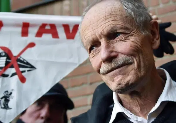 Champagne, molotov e prediche green. Mascheroni distrugge Erri De Luca: "Non un giorno di prigione che avrebbe meritato..."