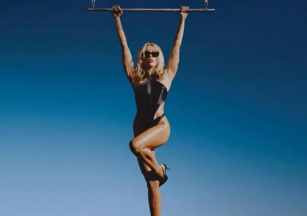 &ldquo;Flowers&rdquo; di Miley Cyrus come Shakira con Piqu&eacute;? Non proprio, perch&eacute; la miglior vendetta &egrave; la felicit&agrave;