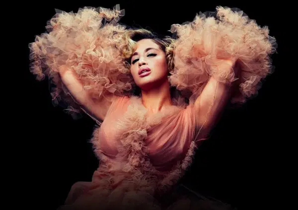 Ok, ma chi &egrave; La Zarra: la cantante canadese che potrebbe far vincere la Francia all'Eurovision 2023