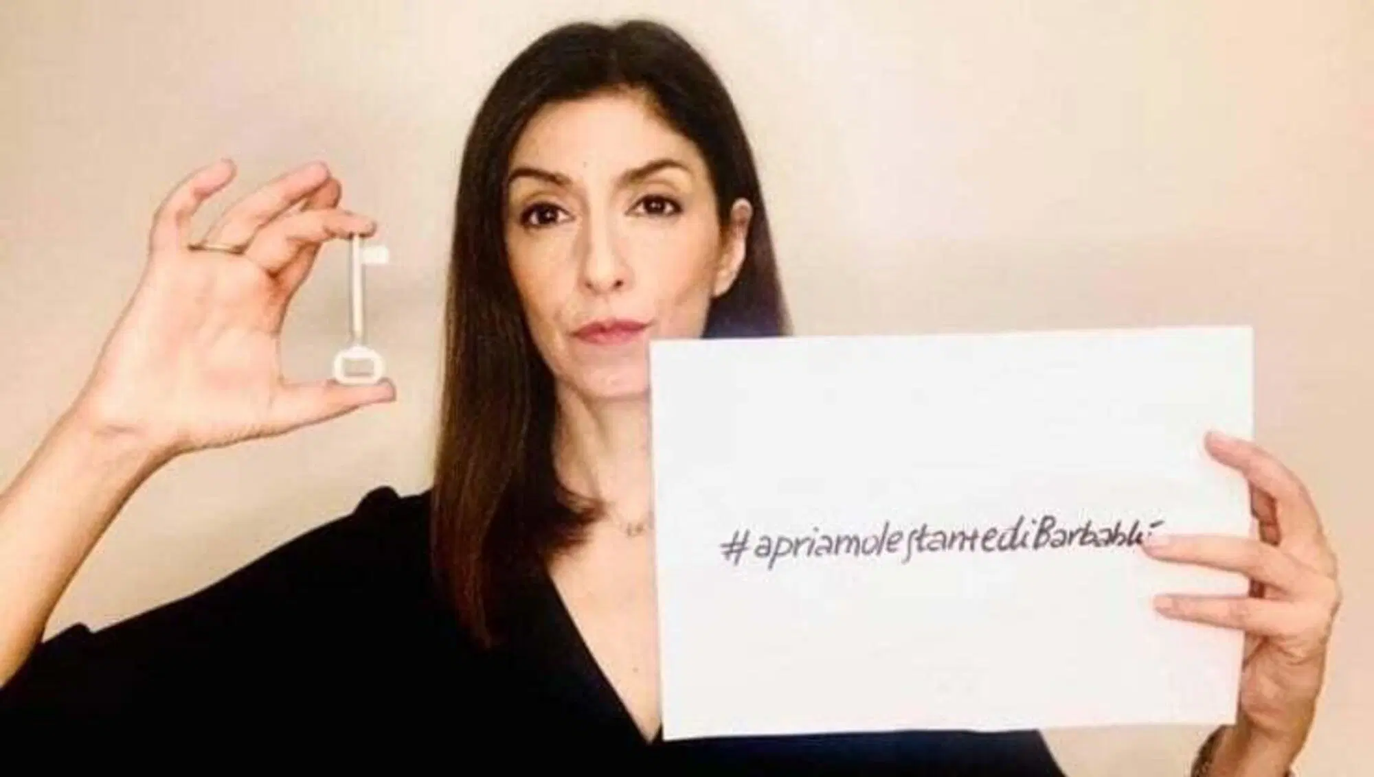 L'attrice Cinzia Span&ograve; con in mano l'hashtag e la chiave, nella posa diventata virale e lanciata dal collettivo Amleta
