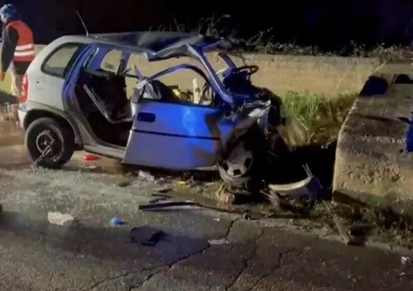 I genitori vedono l'auto contro il muro e capiscono che &egrave; quella dei figli. Non c'&egrave; stato nulla da fare
