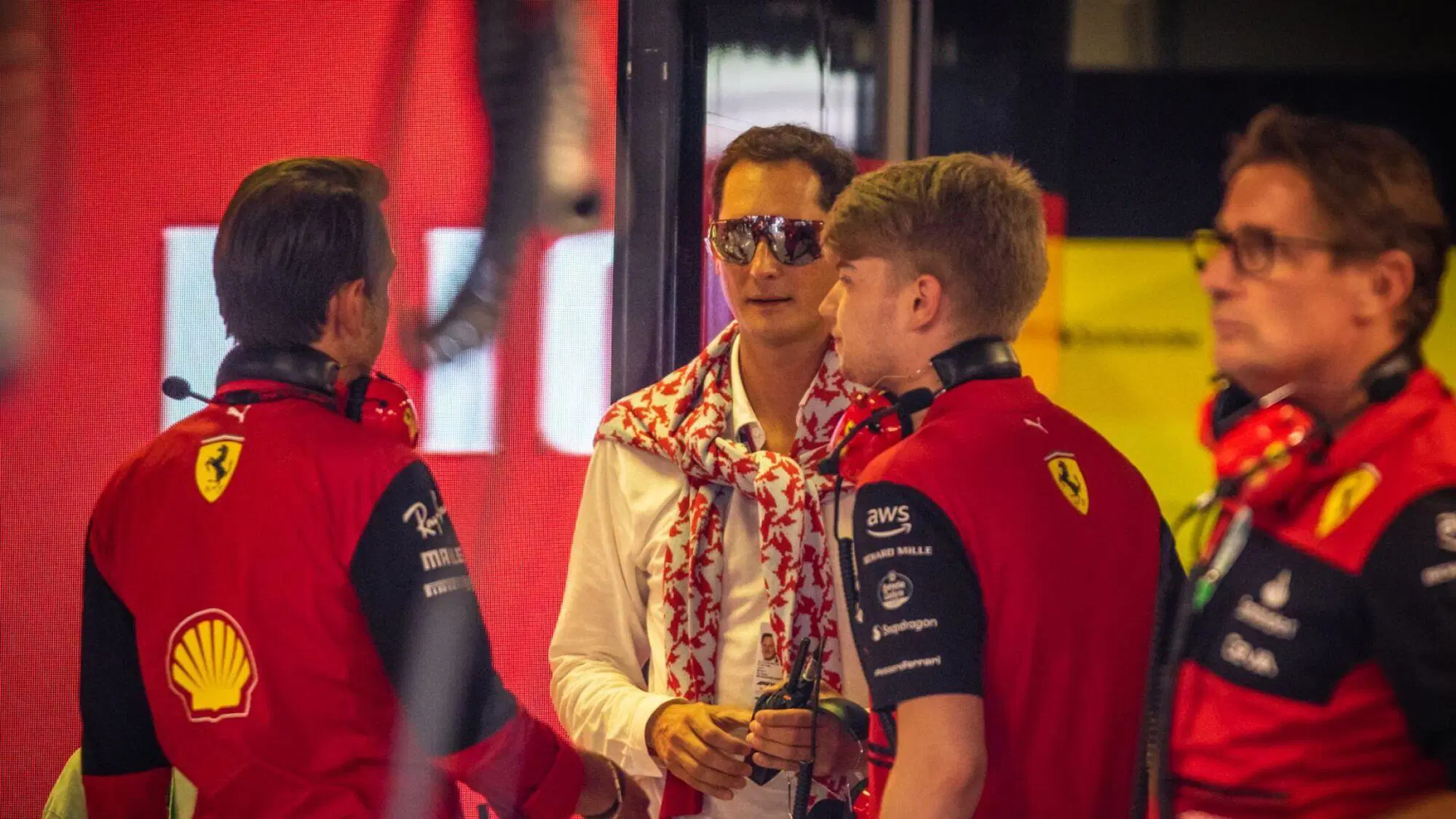 John Elkann nel box Ferrari