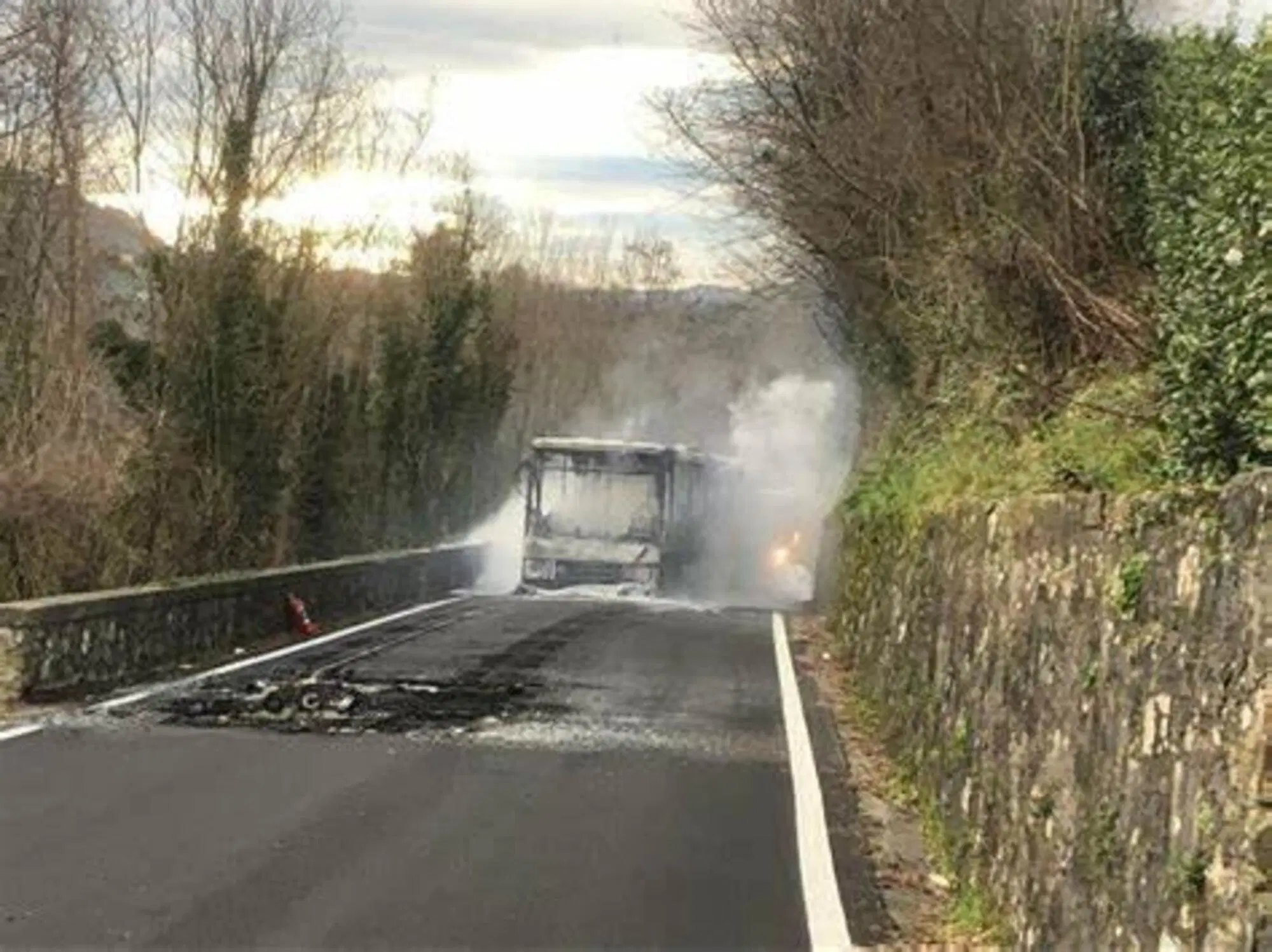 L'autobus in fiamme a Barga