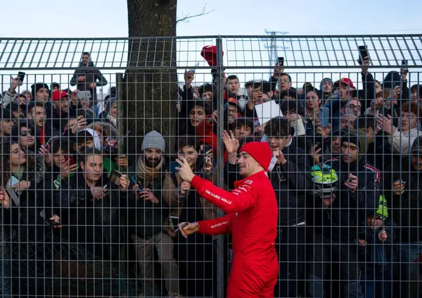 Leclerc-Sainz: sui social una foto con la differenza di pubblico a Fiorano "Non metteteli mai a confronto"