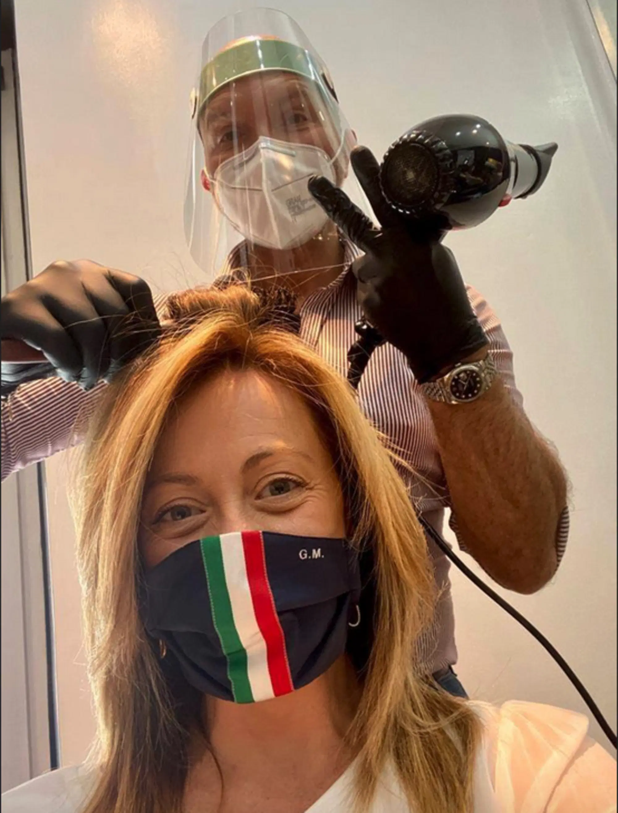 Giorgia Meloni in stile "messa in piega"