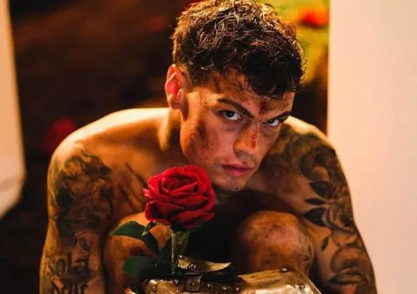 Nuovo singolo, solito Blanco. &ldquo;L'isola delle rose&rdquo; &egrave; soffocata dall'autotune e costringe ai sottotitoli 