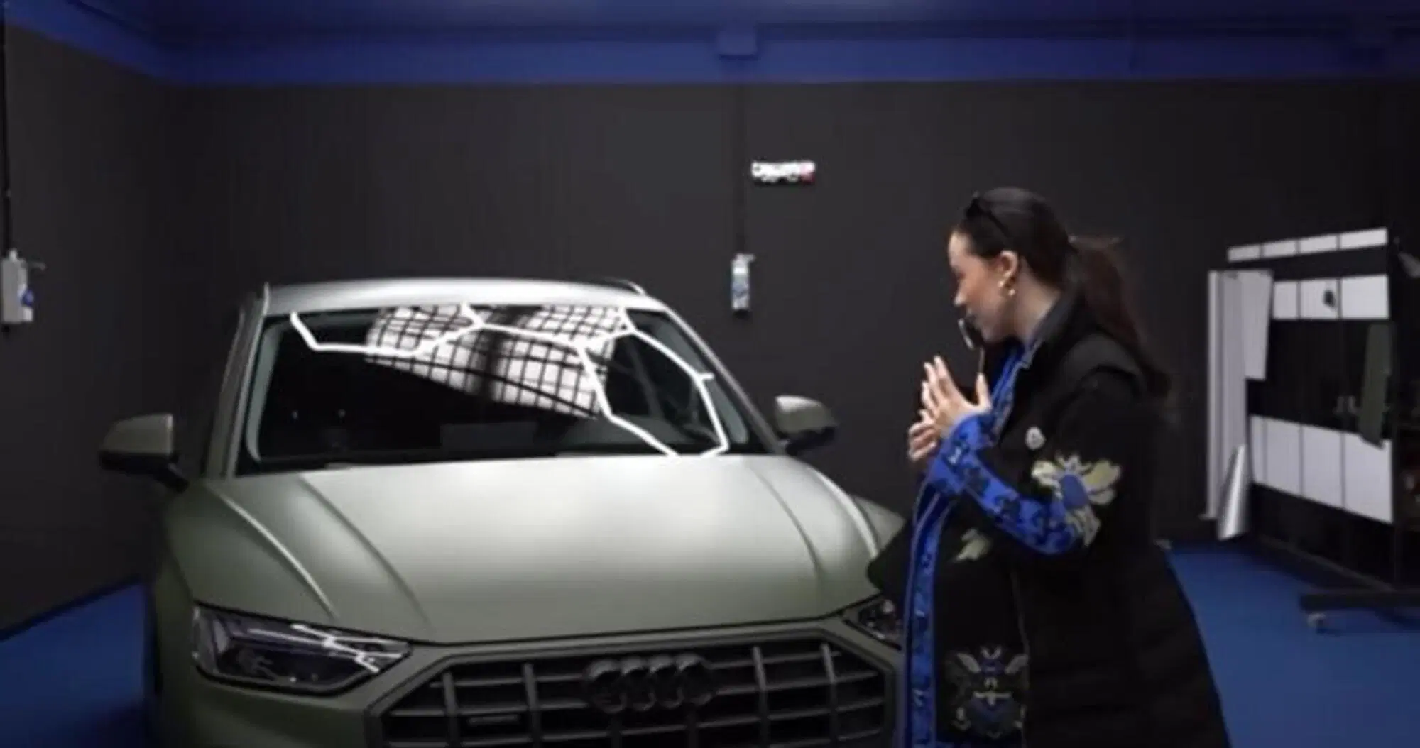 Aurora Ramazzotti soddisfatta del wrapping della sua Audi Q5