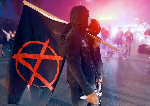 Ok ma che ca*zo &egrave; l'anarchia? Teorie, pensatori e battaglie dell'anarchismo spiegate finalmente bene