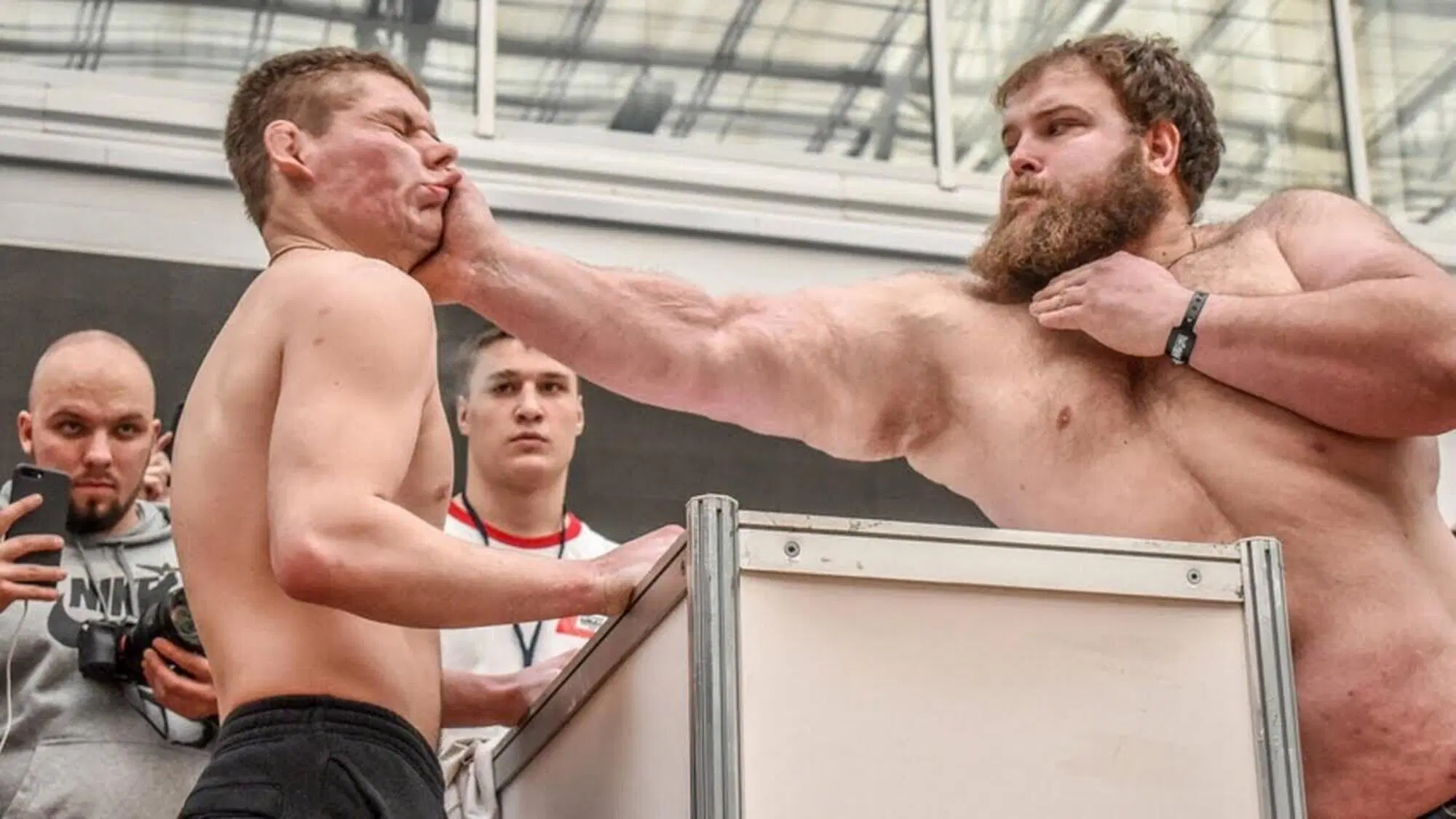 Il Power Slap spopola dalla Russia alla Polonia agli Stati Uniti e fino all'Italia