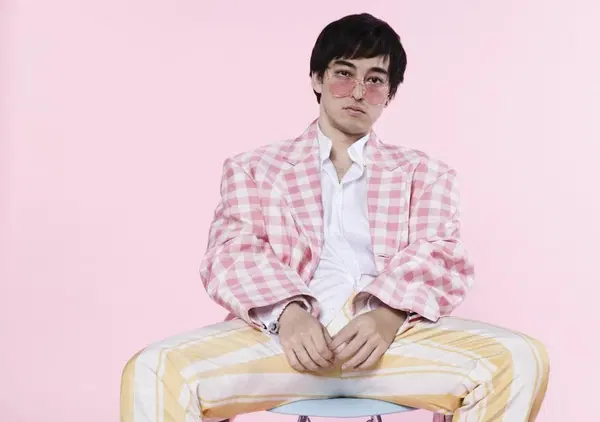 Ok, ma chi cazz* &egrave; Joji, l'artista anti-influencer che polverizza le views dei Maneskin ovunque?