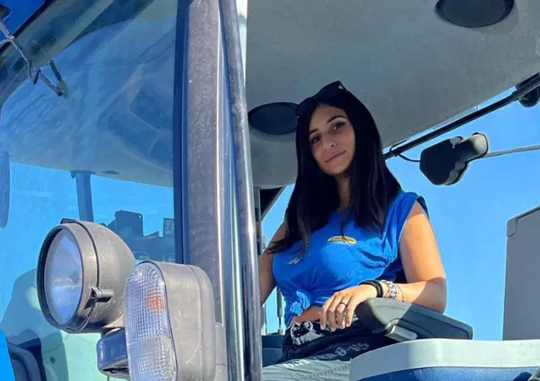 Costanza, l'influencer dei trattori: &ldquo;Le palle che ho io per lavorare i campi non le ha nessuno sui social&rdquo;