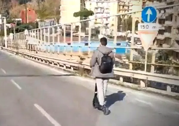 Napoli, l'incredibile video del monopattino in superstrada. Poi gli incidenti aumentano... [VIDEO]