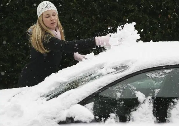 Ghiaccio sui vetri dell'auto? Tutti i trucchi per eliminarlo senza danni