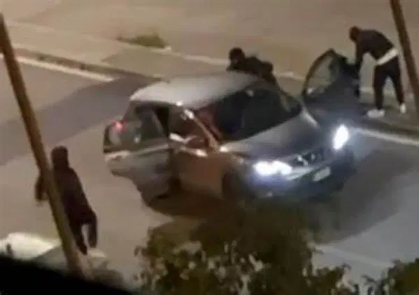 In cinque bloccano un'auto in corsa per rubarla: incredibile scena a Napoli [VIDEO]