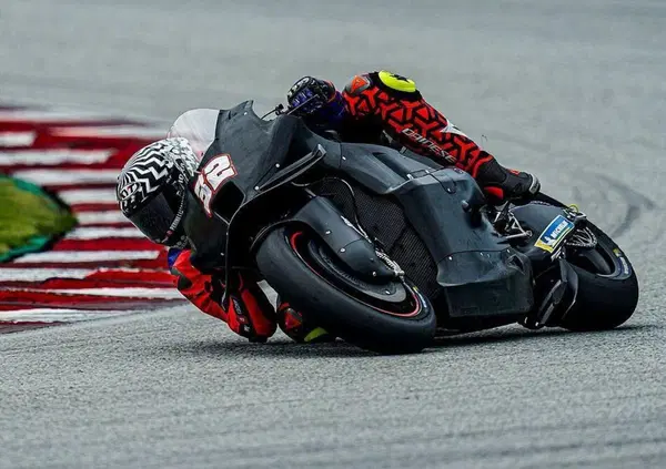 Un pezzo della Ferrari di Massa e Raikkonen sull&rsquo;Aprilia che sta girando a Sepang: ecco l&rsquo;S-Duct "a due ruote"