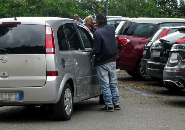 Auto assaltate e clan dei parcheggiatori abusivi, ecco come Napoli &egrave; diventata il regno delle gang