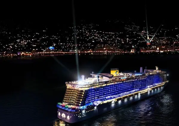 Costa Smeralda, l&rsquo;enorme nave di fronte a Sanremo alimentata a gas naturale che azzera le emissioni