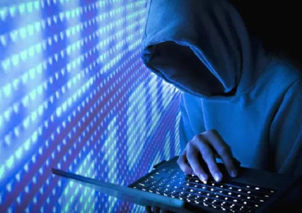 Come difendersi nell'epoca degli attacchi hacker e delle mail in down? Lo abbiamo chiesto a un esperto