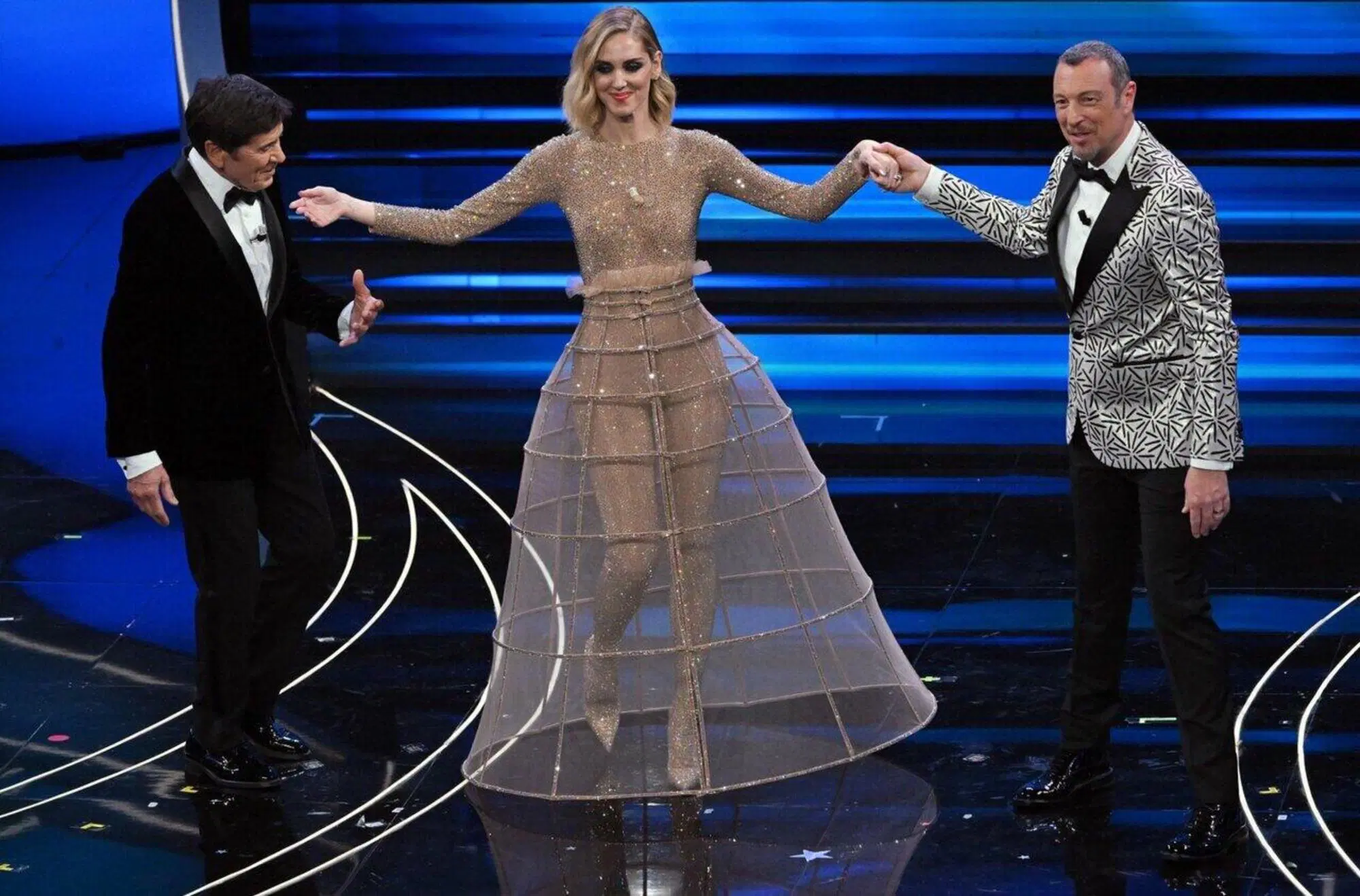 Chiara Ferragni all'ennesimo cambio di abito a Sanremo