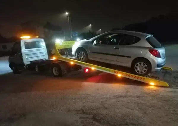 Tampona l'ex, gli manda a casa un carro attrezzi e... La vendetta per i filmini intimi