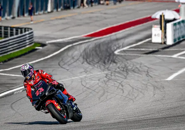 Ducati, le risposte da Sepang: ecco come lavorano Enea e Pecco insieme! Bastianini: "Mai provato cos&igrave; tante cose"