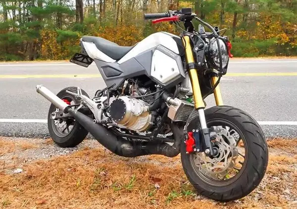 [VIDEO] Ecco cosa succede quando si monta il motore di una mitica 500 2Tempi su un'Honda Grom