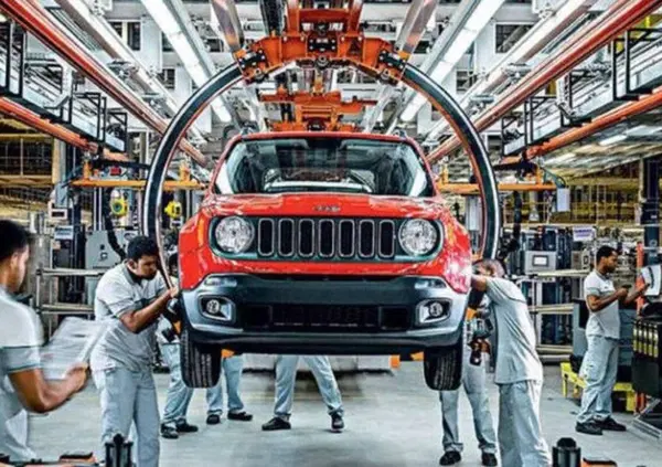 Stop auto termiche? Confindustria durissima: &ldquo;L&rsquo;Italia rischia l'effetto Cuba&rdquo;. Ecco i posti di lavoro a rischio 